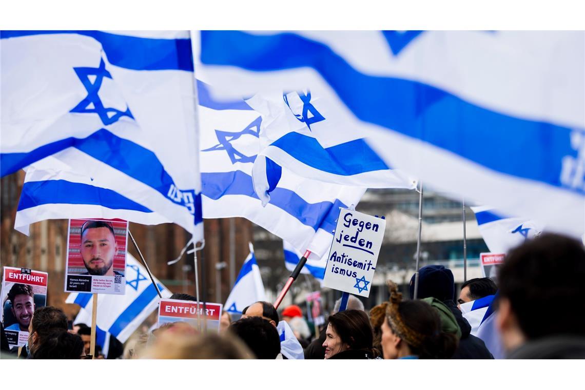 Menschen demonstrieren in Berlin mit Israelischen Fahnen gegen Antisemitismus und für Solidarität mit Israel.