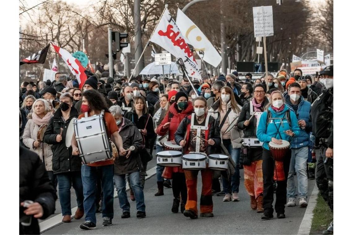 Menschen demonstrieren in Hamburg mit Trommeln bei einem Sternmarsch unter dem Motto „Gegen Maskenpflicht und sonstigen Corona-Eindämmungsmaßnahmen“. Foto: Markus Scholz/dpa