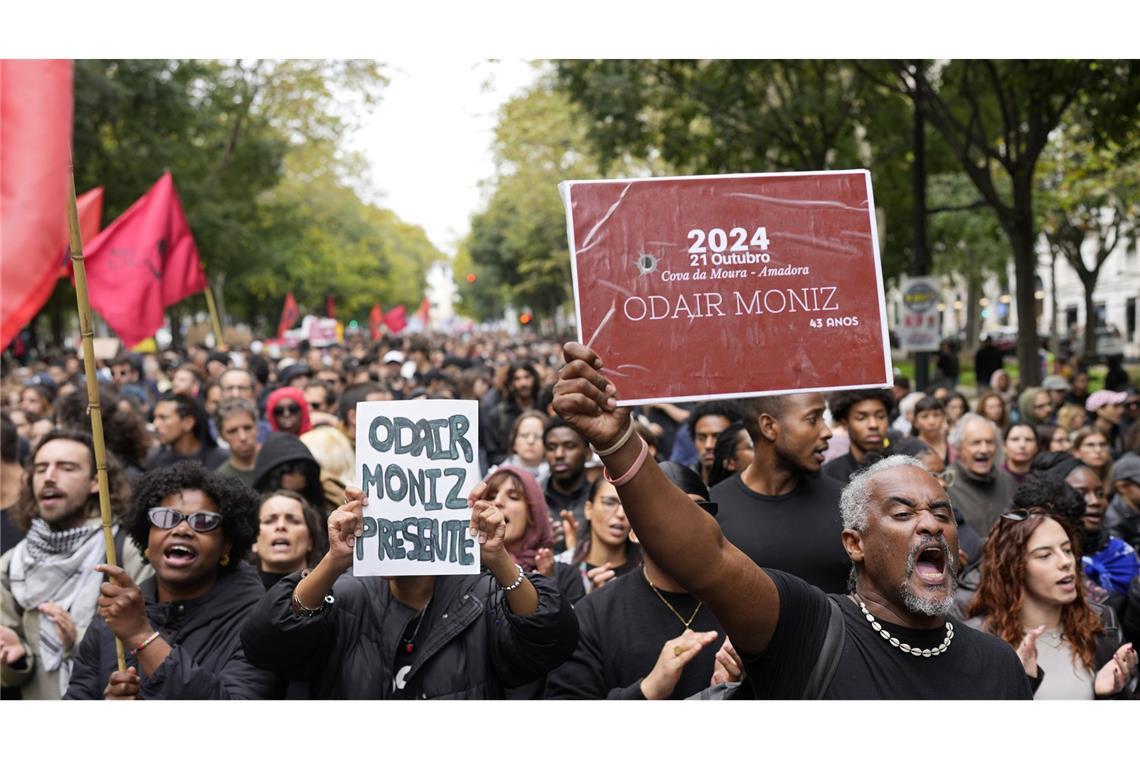 Menschen demonstrieren mit  Schildern mit dem Namen von Odair Moniz, der am Montag von der Polizei erschossen wurde.