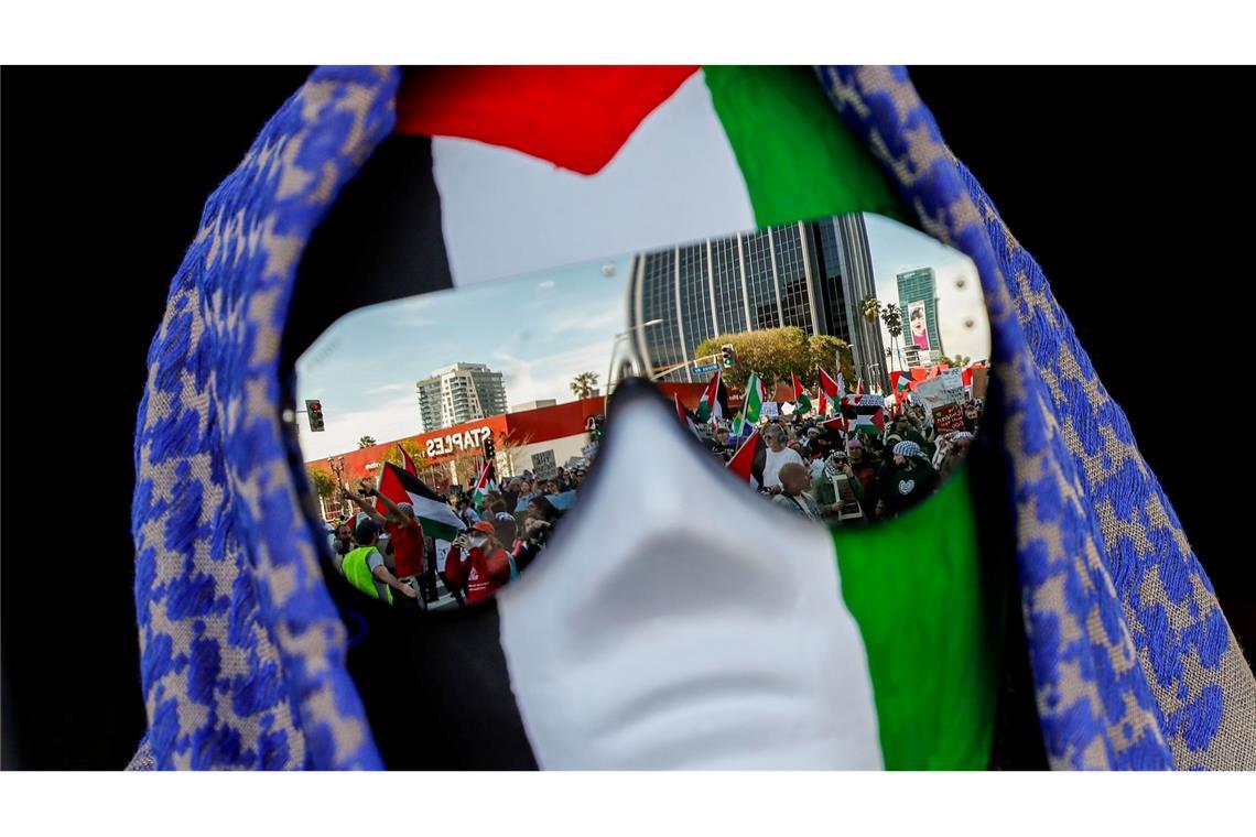Menschen demonstrierten in der Nähe des Dolby-Theaters in Los Angeles, in dem die Oscar-Verleihung stattfand, für eine Waffenruhe im Gazastreifen.