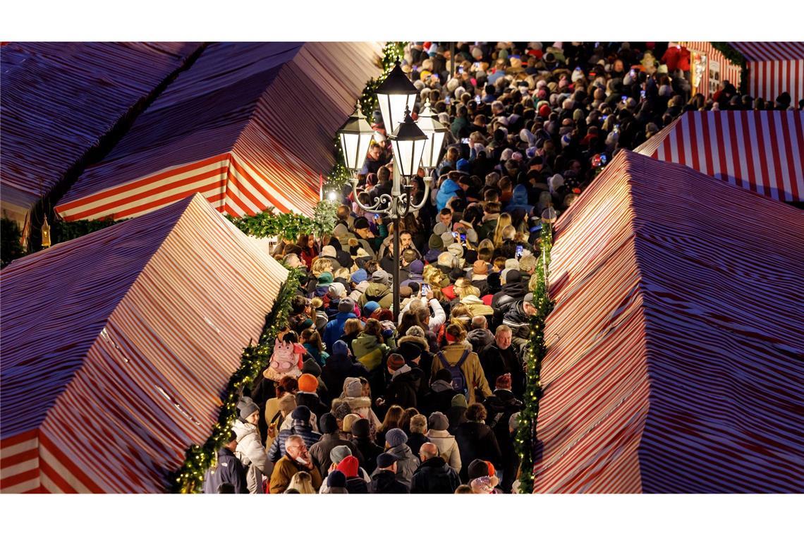 Menschen drängen sich über den Nürnberger Christkindlesmarkt.