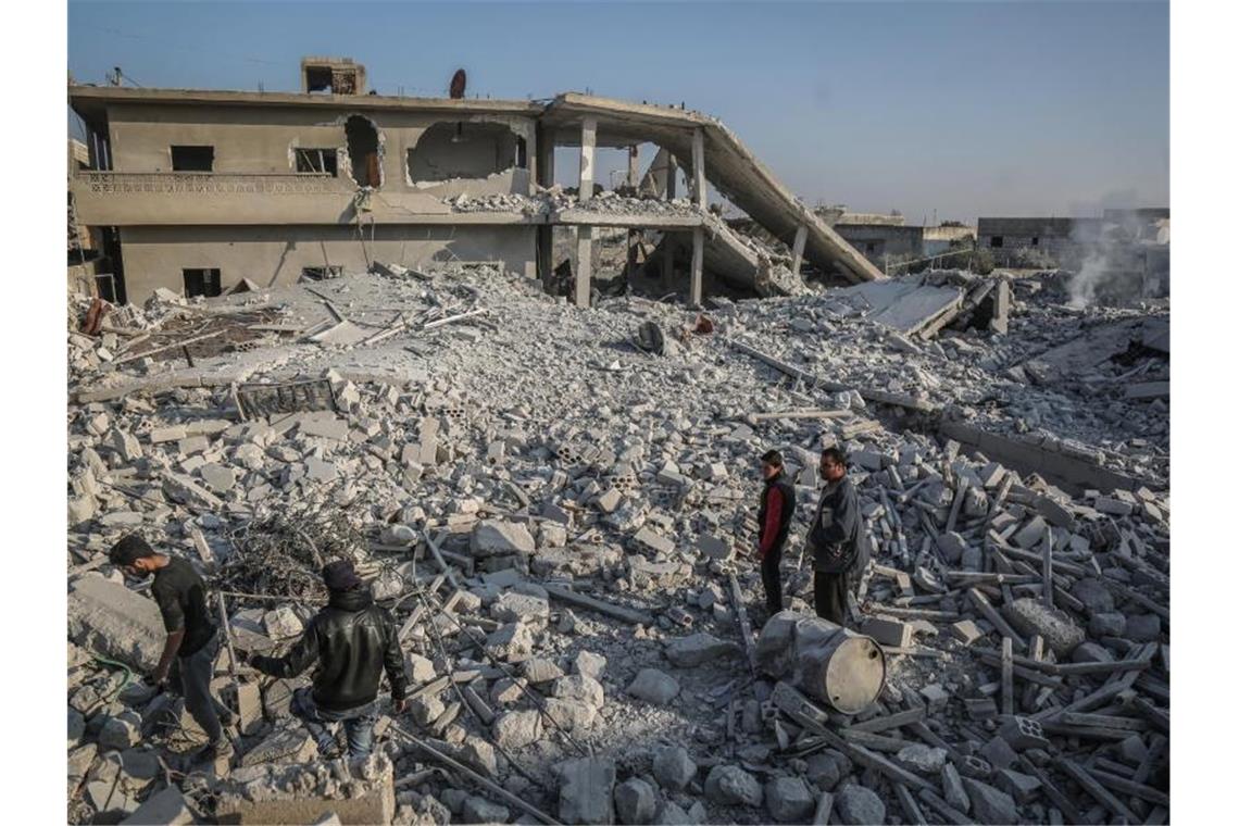 Menschen durchsuchen Trümmer im Ort Tal Mardikh in der Provinz Idlib nach Opfern und Überlebenden. Foto: Anas Alkharboutli/dpa