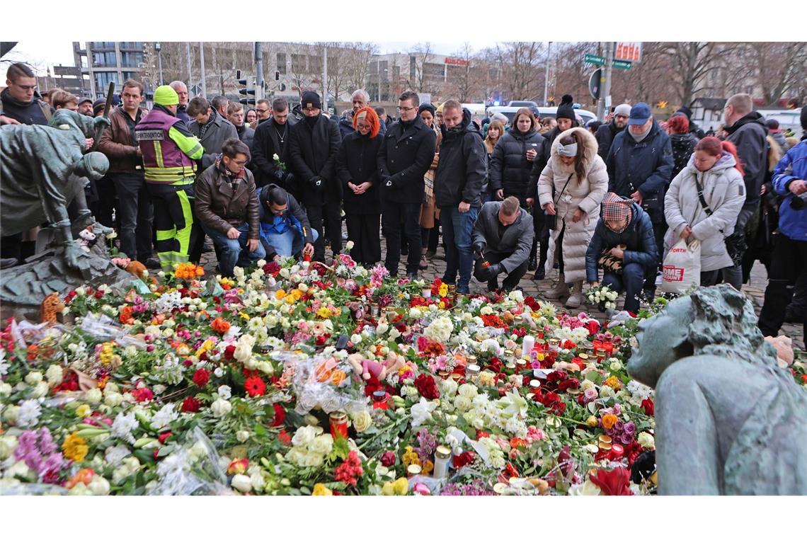 Menschen gedenken der Opfer und Verletzten nach der Todesfahrt.