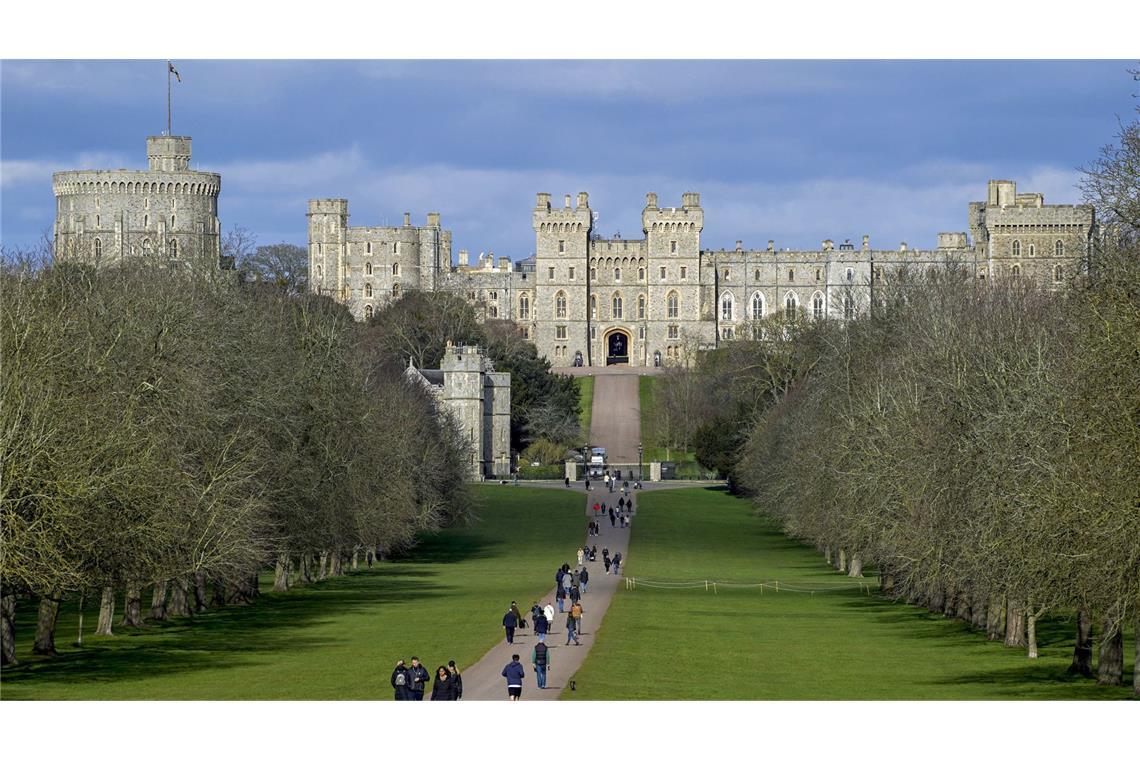 Menschen gehen auf dem sogenannten Long Walk zu Schloss Windsor. (Archivbild)