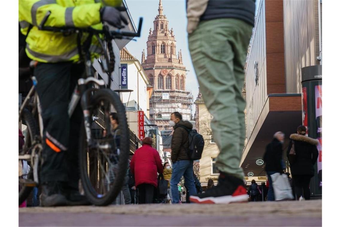 Rheinland-Pfalz wird im Finanzausgleich Geberland Menschen gehen durch eine Einkaufspassage in der Mainzer Innenstadt. (Archivbild). Foto: Andreas Arnold/dpa