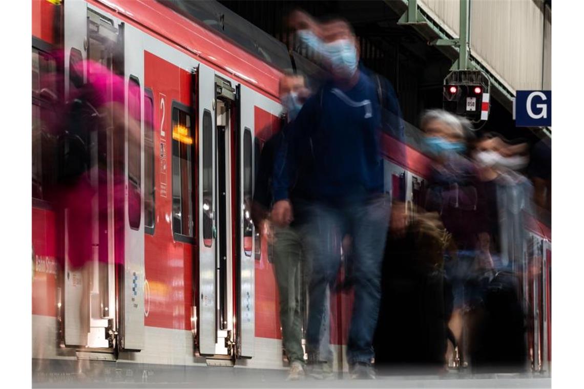 Menschen gehen im Hauptbahnhof von Stuttgart einen Bahnsteig entlang. Foto: Marijan Murat/dpa/Archivbild