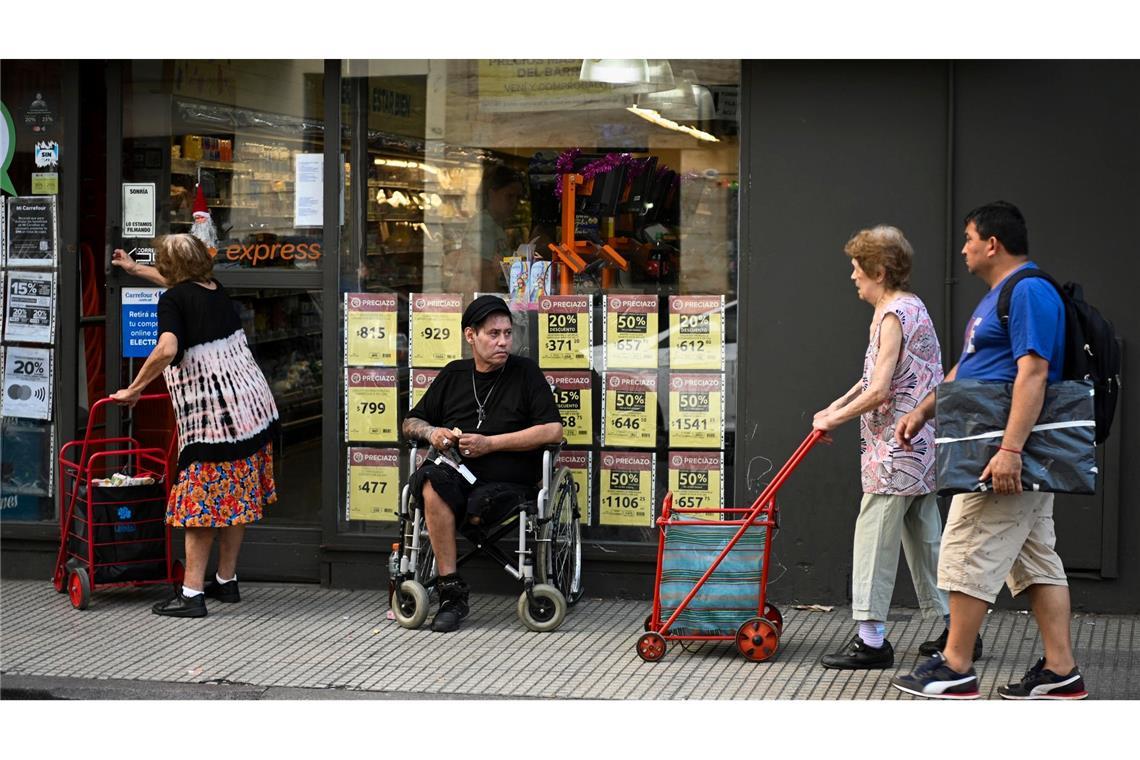 Menschen gehen in Buenos Aires einkaufen. Die jährliche Inflationsrate ist in Argentinien auf über 250 Prozent gestiegen.