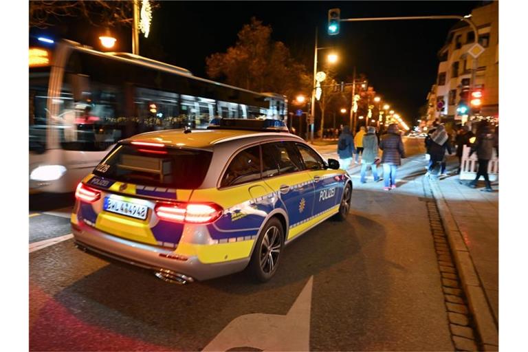 Menschen haben sich in Friedrichshafen versammelt, um gegen die Corona-Maßnahmen zu demonstrieren. Foto: Felix Kästle/dpa/Archivbild