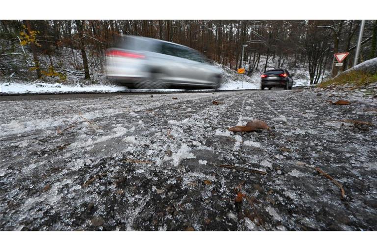 Menschen im Südwesten müssen sich auf Regen und Kälte einstellen. (Symbolbild)