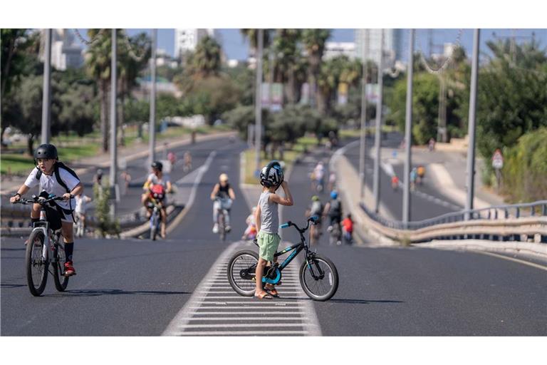 Menschen in Israel sind mit ihren Fahrrädern auf einer leeren Straße am Feiertag Jom Kippur unterwegs (Foto aktuell).