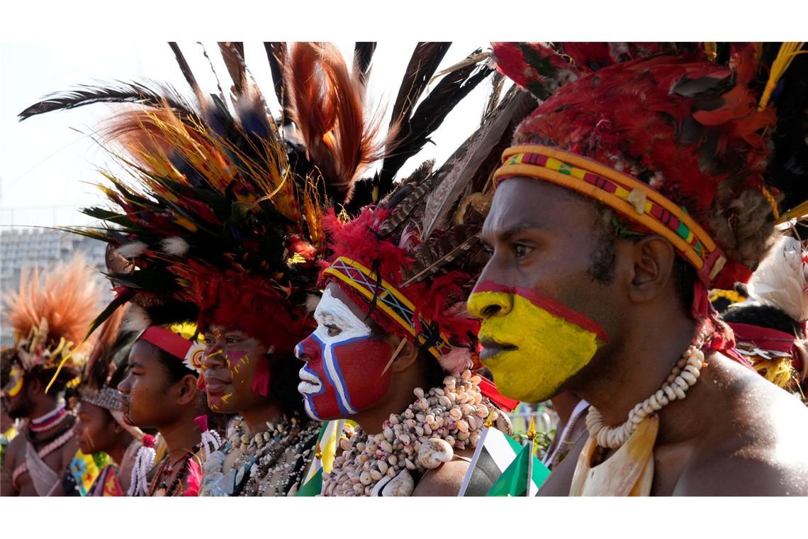 Menschen in Papua-Neuguinea tragen Gesichtsbemalung und traditionellen Kopfschmuck, während sie darauf warten, dass der Papst bei einem Treffen mit jungen Menschen im Sir John Guise Stadium in der Hauptstadt Port Moresby eine Ansprache hält.