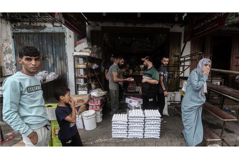 Menschen kaufen auf einem Markt im Gazastreifen Lebensmittel ein. Nach acht Monaten Krieg liegt die Arbeitslosigkeit im Gazastreifen nach einer neuen Analyse bei 79,1 Prozent.