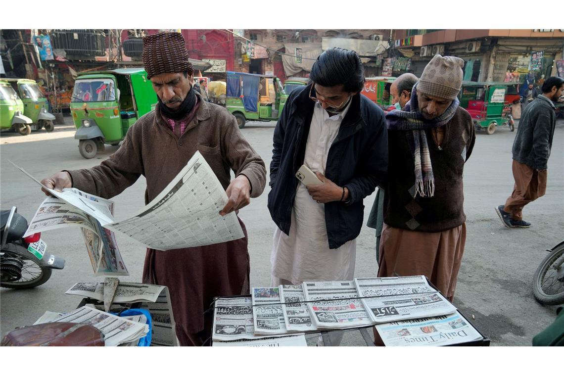 Menschen lesen an einem Stand in Lahore die Morgenzeitung. Pakistans Wahlen waren überschattet von Internetsperren und Manipulationsvorwürfen.