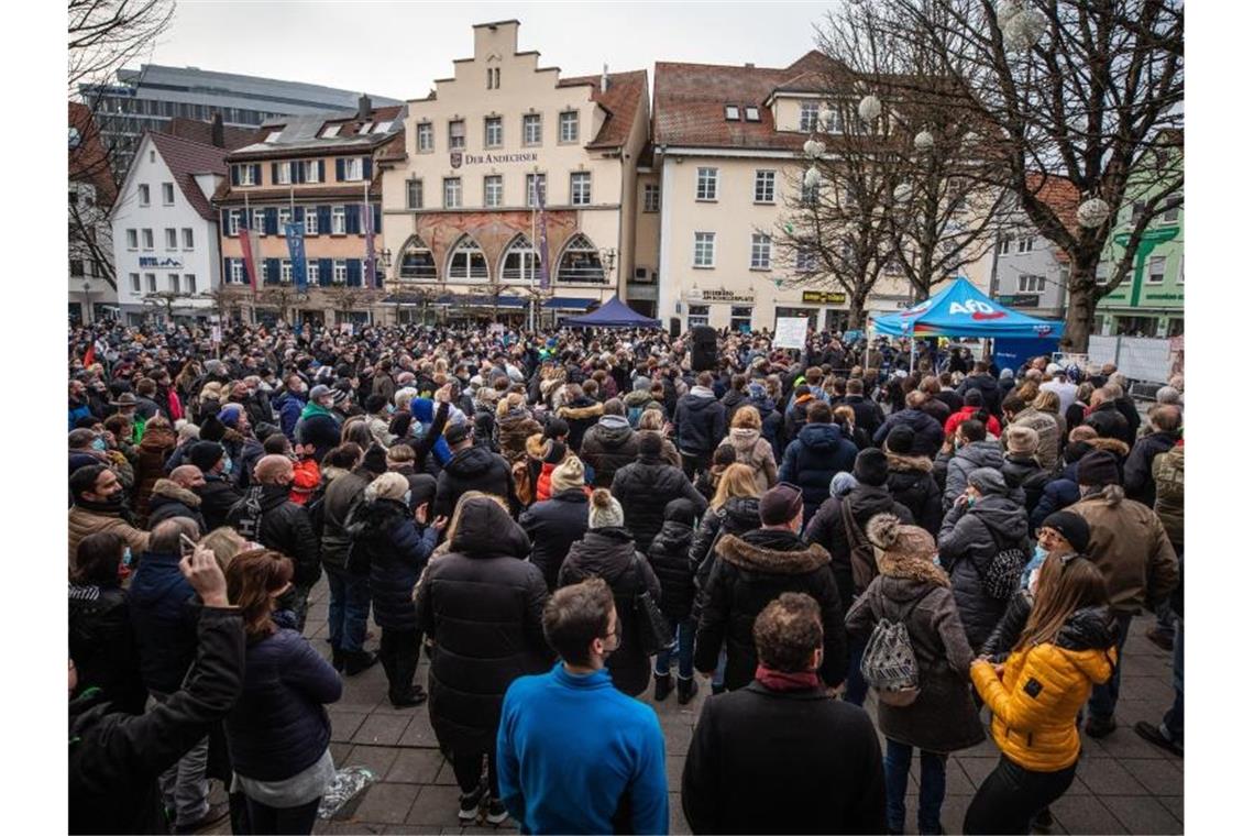 Menschen nehmen auf dem Schillerplatz an einer AfD-Demonstration gegen die Corona-Maßnahmen teil. Foto: Christoph Schmidt/dpa