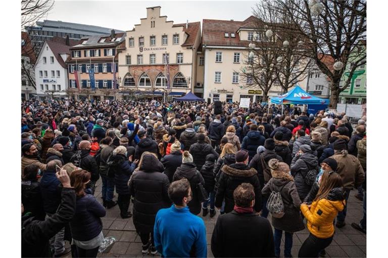 Menschen nehmen auf dem Schillerplatz an einer AfD-Demonstration gegen die Corona-Maßnahmen teil. Foto: Christoph Schmidt/dpa