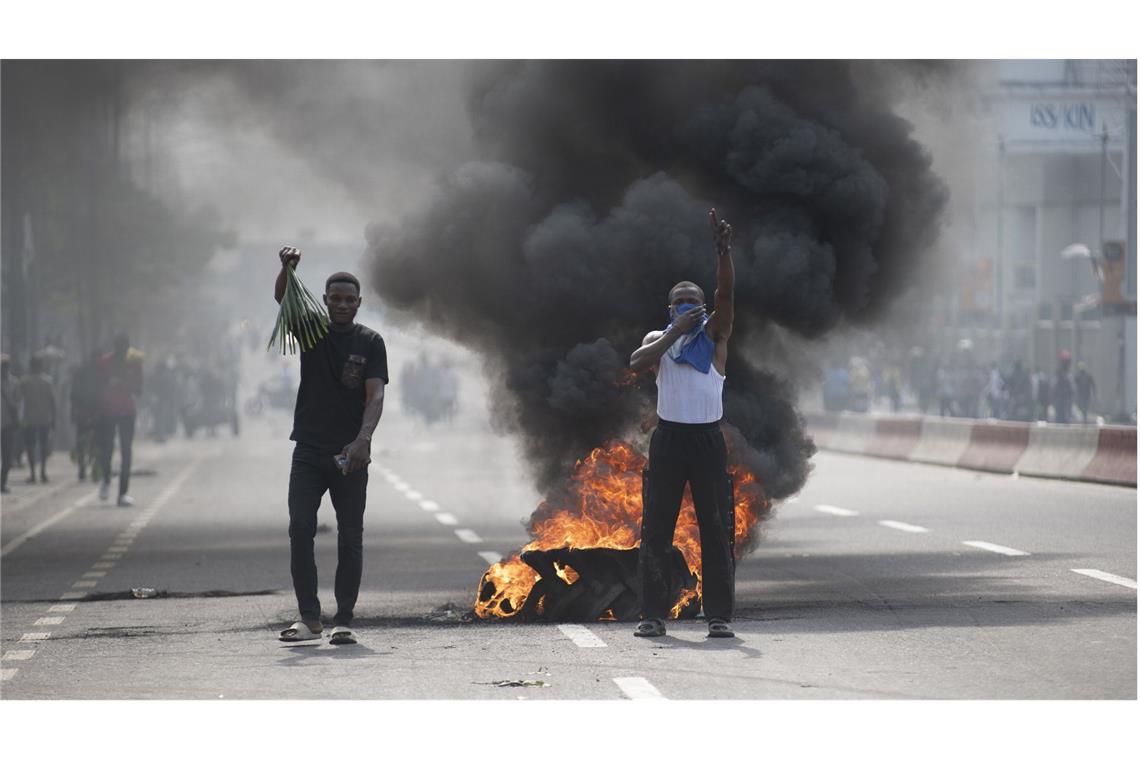 Menschen protestieren gegen das Vordringen der von Ruanda unterstützten M23-Rebellen in die ostkongolesische Hauptstadt Goma.