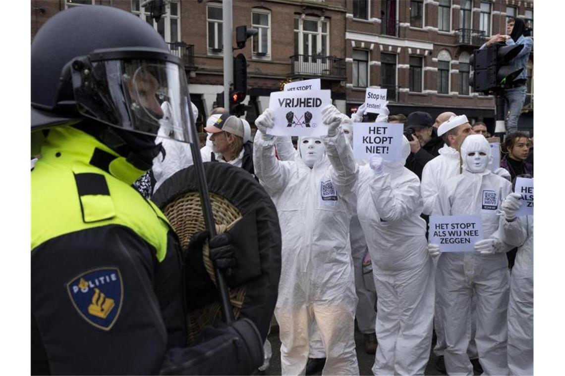 Tausende Teilnehmer bei verbotener Corona-Demo in Amsterdam Menschen protestieren in Amsterdam bei einer verbotenen Demonstration gegen die Corona-Politik. Die Niederlande befinden sich derzeit in einem harten Lockdown, der noch bis mindestens Mitte Januar dauern soll. Foto: Peter Dejong/AP/dpa