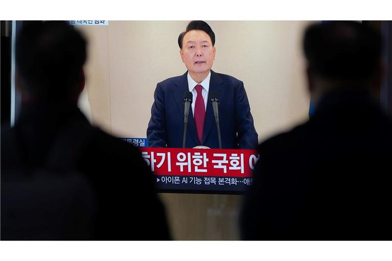 Menschen schauen auf einen Fernsehbildschirm, der die im Fernsehen übertragene Ansprache des südkoreanischen Präsidenten Yoon Suk Yeol an einem Busbahnhof zeigt. Ein zweiter Amtsenthebungsantrag gegen Yoon hat die benötigte Zweidrittelmehrheit in der Nationalversammlung erreicht. (Archivbild)