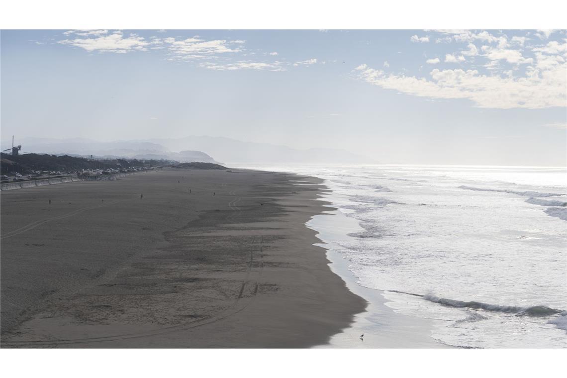 Menschen spazieren während einer Tsunami-Warnung am Ocean Beach in San Francisco entlang. Die Einwohner von San Francisco wurden nach einem gemeldeten Erdbeben in Nordkalifornien über die Möglichkeit eines Tsunamis informiert.