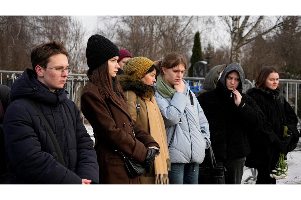 Menschen stehen am Grab des russischen Oppositionsführers Alexej Nawalny auf dem Borisowskoje-Friedhof in Moskau, ein Jahr nach dessen Tod.