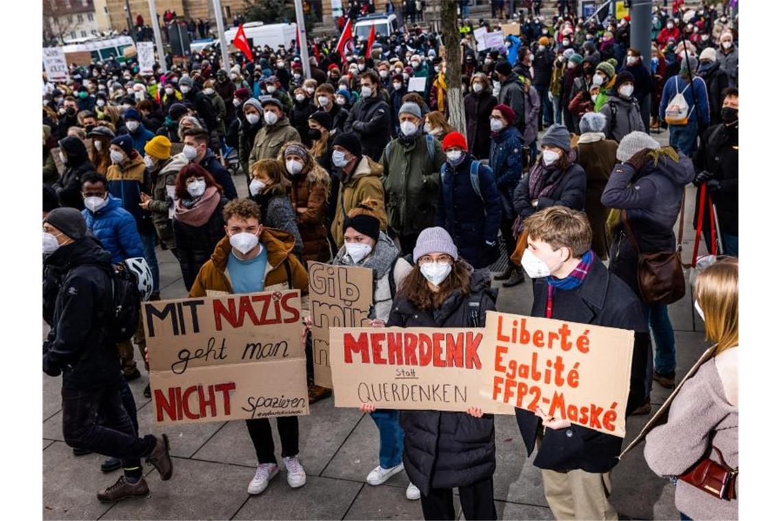 Mehrere tausend Menschen bei Demos in Freiburg Menschen stehen auf dem Platz der Alten Synagoge und demonstrieren gegen Impfgegner, Coronaleugner und Querdenker. Foto: Philipp von Ditfurth/dpa