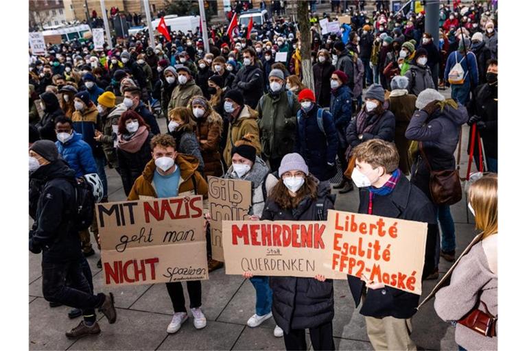 Menschen stehen auf dem Platz der Alten Synagoge und demonstrieren gegen Impfgegner, Coronaleugner und Querdenker. Foto: Philipp von Ditfurth/dpa