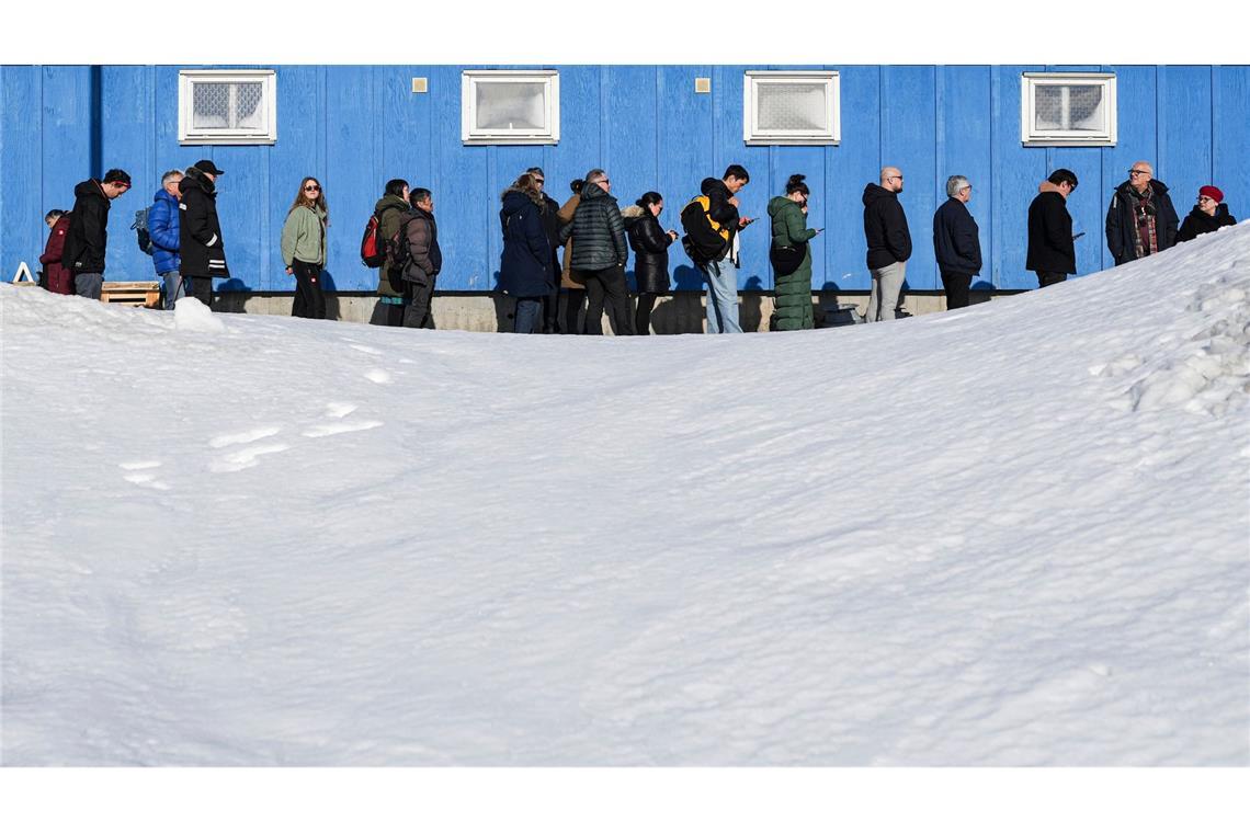 Menschen stehen in einer Schlange vor einem Wahllokal in Nuuk in Grönland, um ihre Stimme bei den Parlamentswahlen abzugeben.