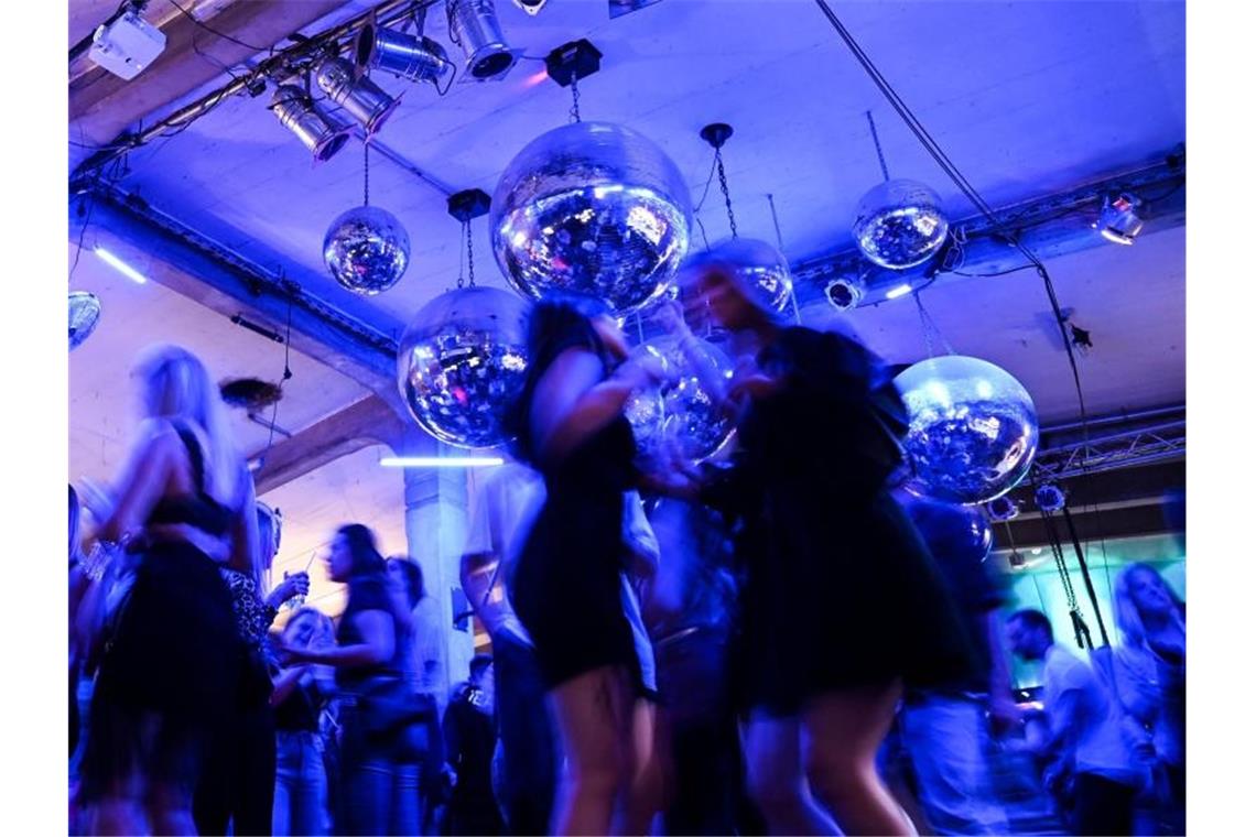 Menschen tanzen in einem Club. Foto: Felix Kästle/dpa/Symbolbild