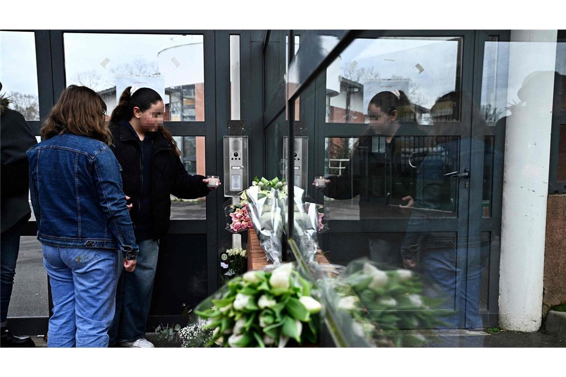 Menschen trauern in Evry nach dem Tod einer elfjährigen Schülerin.