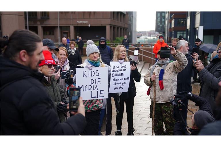 Menschen versammeln sich vor dem Liverpool Crown Court, bevor der Angeklagte das Gericht verlässt.