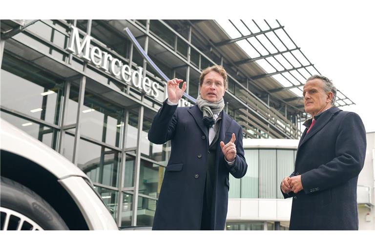 Mercedes-Chef Ola Källenius (links) erzählt Stuttgarts Oberbürgermeister Frank Nopper, dass er sein E-Auto meist zu Hause lädt.