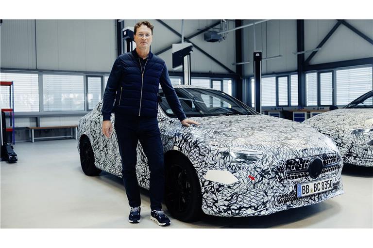 Mercedes-Chef Ola Källenius mit dem Prototypen des CLA, der im Sommer 2025 auf den Markt kommen soll