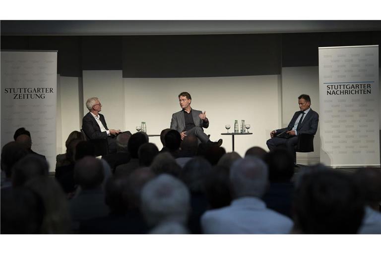 Mercedes-Chef Ola Källenius und die Chefredakteure Joachim Dorfs (links) und Christoph Reisinger (rechts) im Haus der Wirtschaft.