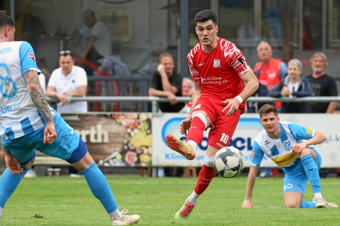 Mert Tasdelen zielte zweimal richtig und steuerte beim wichtigen 2:1-Heimsieg der abstiegsgefährdeten TSG über Oberachern beide Backnanger Treffer bei. Foto: Alexander Becher