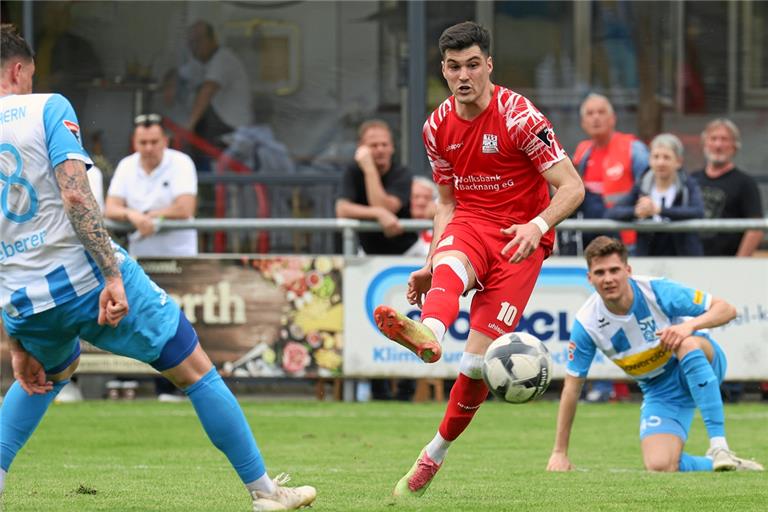 Mert Tasdelen zielte zweimal richtig und steuerte beim wichtigen 2:1-Heimsieg der abstiegsgefährdeten TSG über Oberachern beide Backnanger Treffer bei. Foto: Alexander Becher