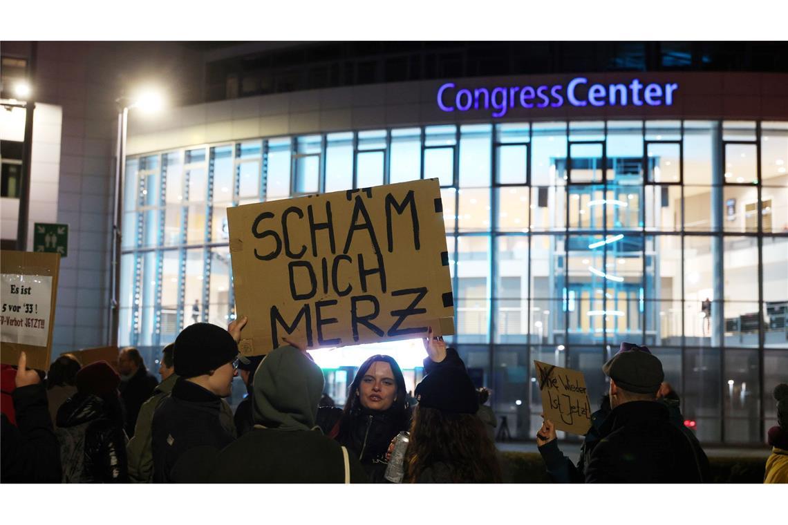 Merz wird in Erfurt mit Protest begrüßt.