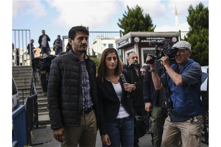 Mesale Tolu (M) kommt in Begleitung ihres Ehemannes Suat Corlu (l) zu einer Gerichtsverhandlung. Foto: Emrah Gurel/AP/dpa/Archivbild