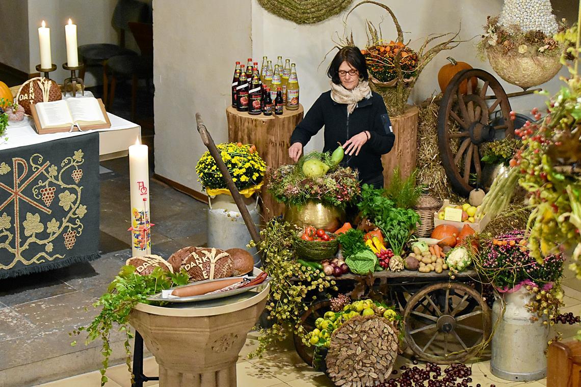 Mesnerin Heidi Egger dekoriert die Großaspacher Julianakirche jedes Jahr liebevoll für den Erntedankgottesdienst. Foto: Tobias Sellmaier