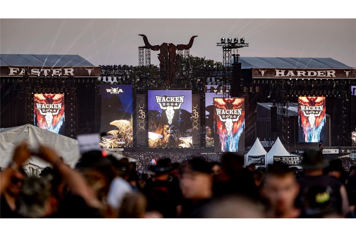 Metalheads feiern beim  Wacken Open Air - Das WOA gilt als größtes Heavy-Metal-Festival der Welt.