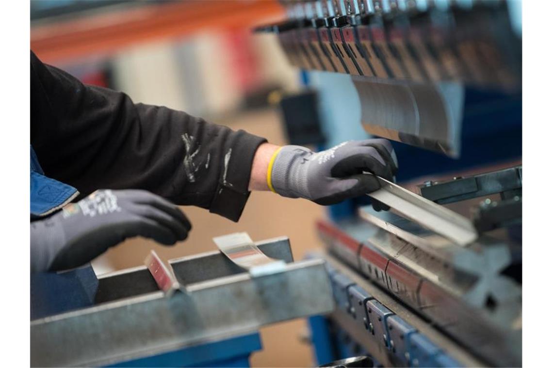 4,6 Millionen Menschen in Deutschland wollen mehr arbeiten Metallpresse in einer Produktionshalle: In Deutschland würden rund 4,6 Millionen Menschen gerne mehr arbeiten. Foto: Monika Skolimowska/zb/dpa