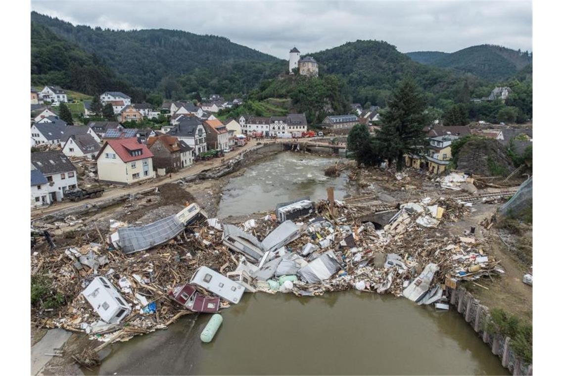 Bundestag beschließt milliardenschweren Hilfsfonds nach Flut Meterhoch türmen sich Wohnwagen, Gastanks, Bäume und Schrott an einer Brücke über der Ahr. Foto: Boris Roessler/dpa