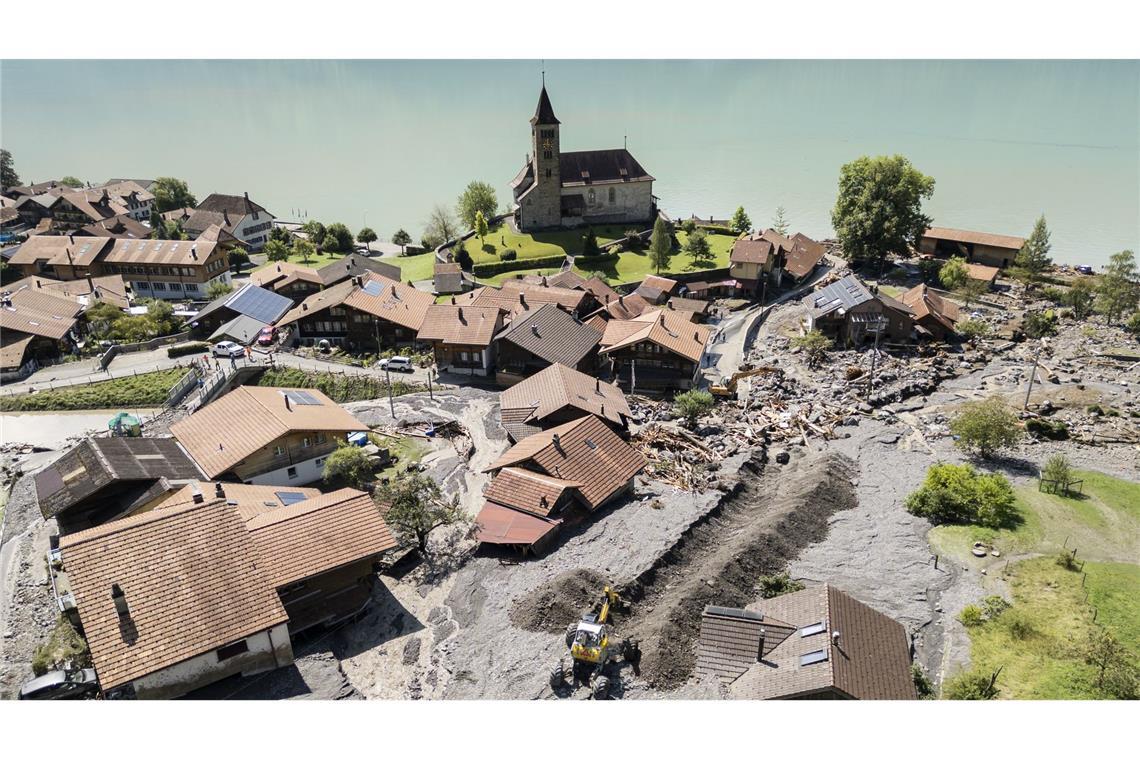 Meterhohe Schuttberge türmen sich im Schweizer Örtchen Brienz.