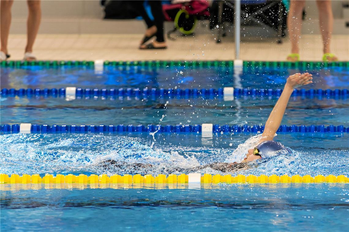 Mia Meyer ist schnell unterwegs. Trotz längerer Trainingspause schwimmt sie bei allen drei Starts neue Bestzeiten. Foto: Martin Maguolo