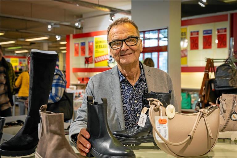 Michael Boss, Urenkel des Firmengründers Gottlieb Beerwart, bedauert, das letzte Schuhgeschäft schließen zu müssen. Foto: Alexander Becher