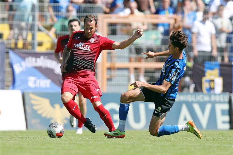 Michael Fink (li.) setzt als spielender Co-Trainer beim Regionalliga-Aufsteiger FC Gießen Akzente.