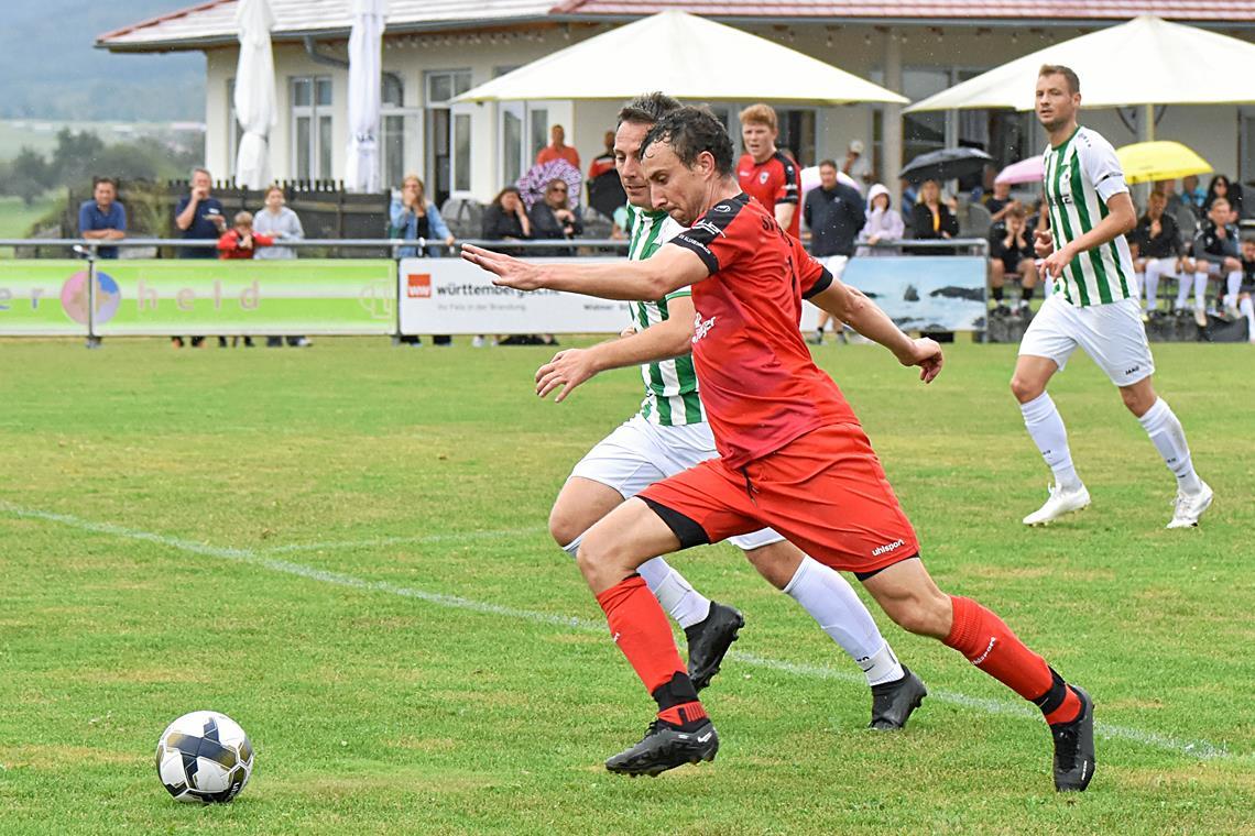 Michael Heißwolf (rotes Trikot) und der SVA bleiben in der Erfolgsspur. Foto: Tobias Sellmaier