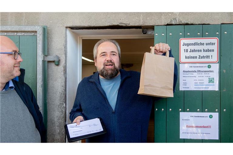 Michael Jaskulewicz ist das erste Mitglied des Cannabis Social Clubs Ganderkesee, der legal Cannabis erwirbt.