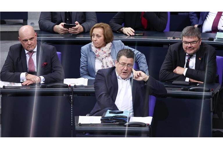 Michael Kaufmann (AfD - auf dem Foto ganz rechts) sitzt im Bundestag neben Fraktionskollegin Beatrix von Storch. (Archivfoto)