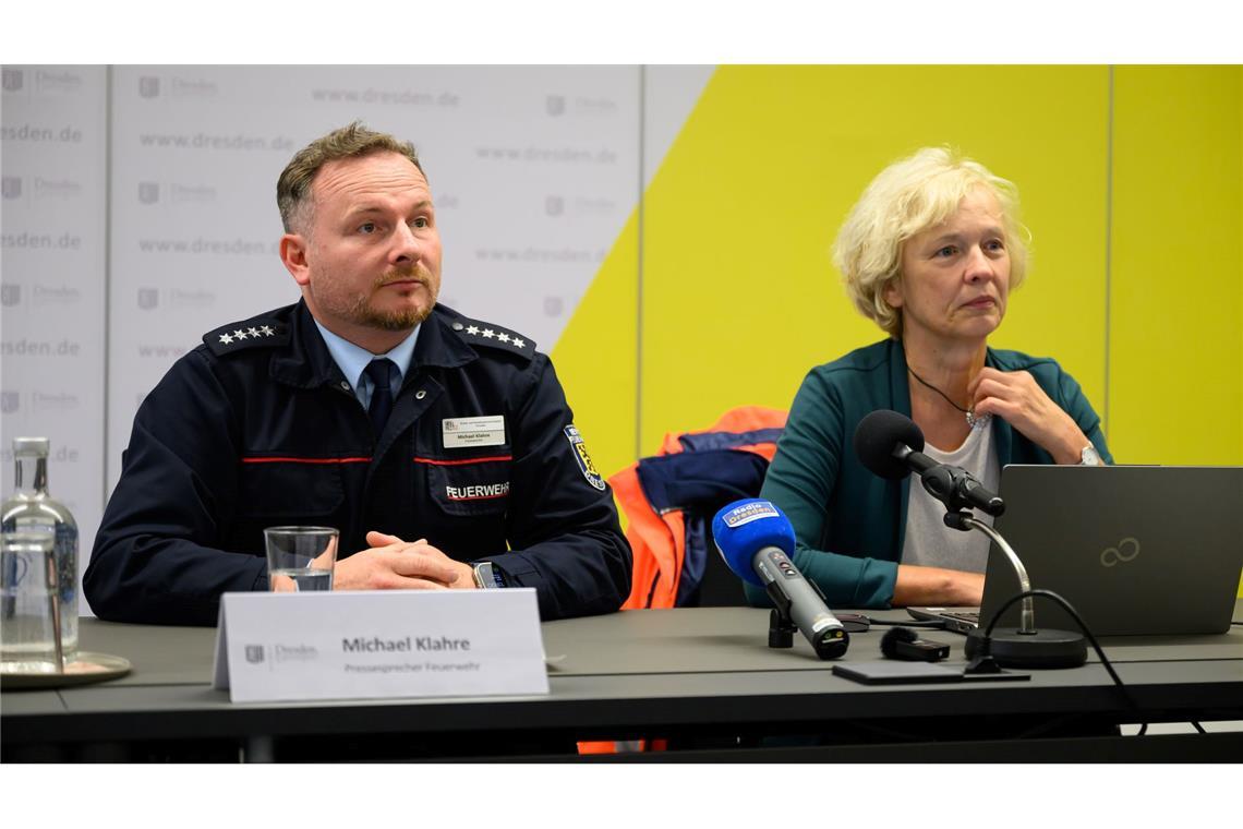 Michael Klahre, Sprecher der Feuerwehr Dresden, und Simone Prüfer, Chefin des Straßen- und Tiefbauamtes in Dresden, berichten vom Zeitdruck bei den Abrissarbeiten am eingestürzten Teil der Carolabrücke.