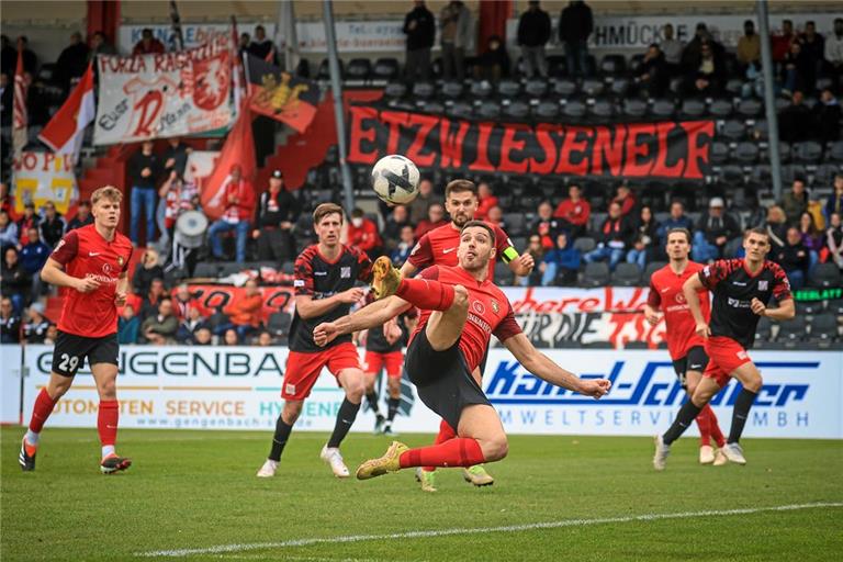 Michael Kleinschrodt (am Ball) und die SG Sonnenhof Großaspach schlagen Backnangs Etzwiesenelf, die ihre Fans mit einer mutlosen Darbietung enttäuscht. Foto: Alexander Becher